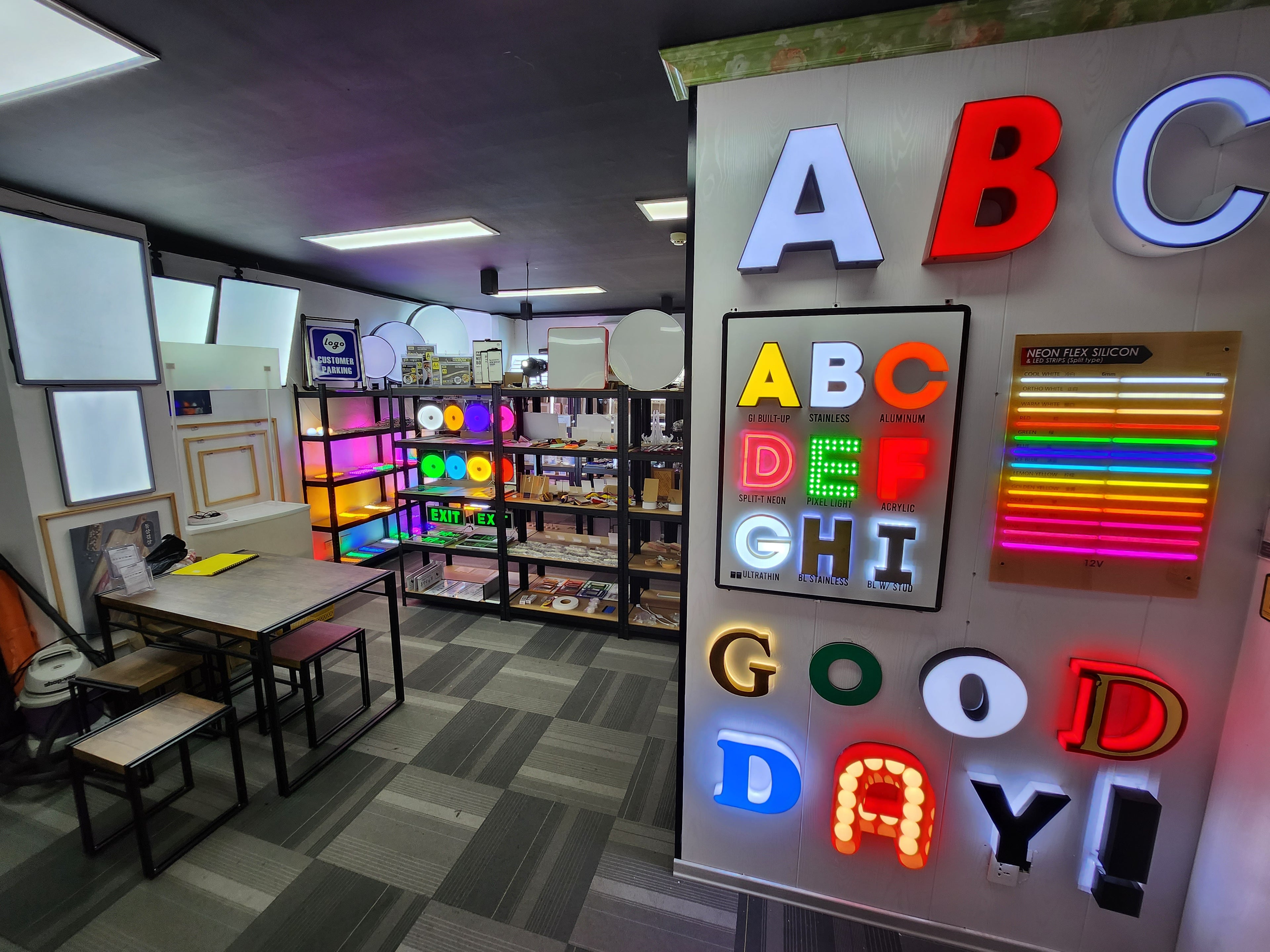 Custom signage solutions and acrylic displays from AdinkplazaMall, featuring LED signs and fabrication materials.